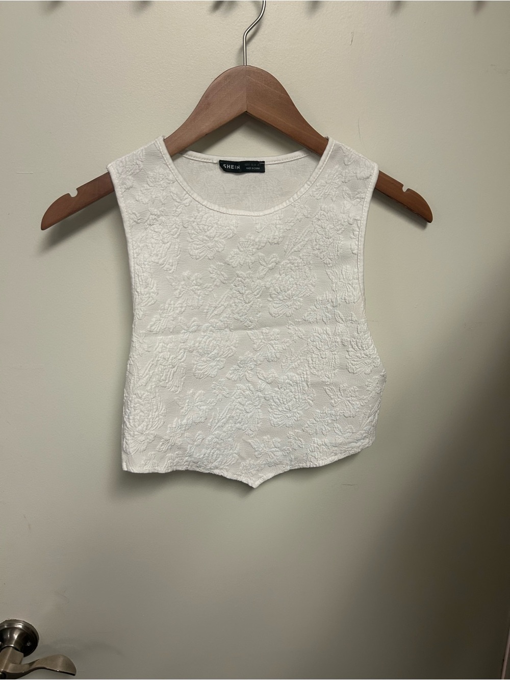 SHEIN White Floral Textured Cropped Tank Top